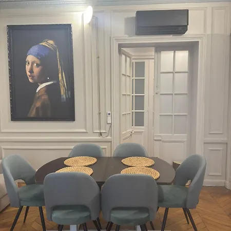 Elysee-concorde, Royale- 6 People Apartment *